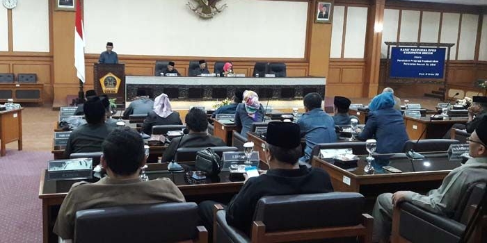 Paripurna penyampaian Raperda 2018. foto: SYUHUD/ BANGSAONLINE