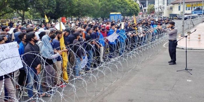 Aksi PMII saat demo di depan kantor DPRD Jember menuntut solusi untuk petani di Puger yang terimbas PT. Imasco Asiatec.