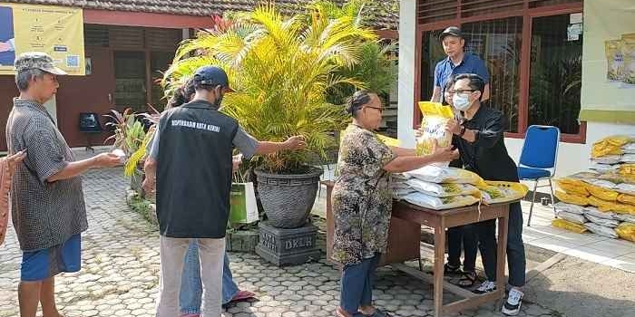 Petugas saat melayani seorang ibu yang membeli beras saat operasi pasar di Kecamatan Kota. Foto: MUJI HARJITA/ BANGSAONLINE