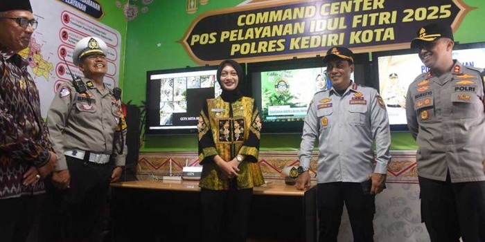 tinjau-pos-pelayanan-dan-pengamanan-idulfitri-1446-h-wali-kota-kediri-serahkan-bingkisan-ke-petugas