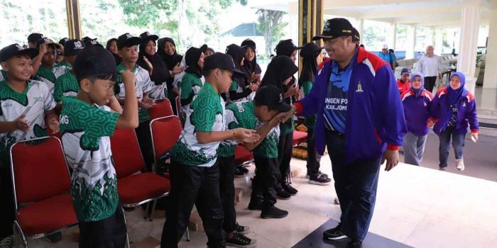 Bupati Jombang saat melepas kontingen Porseni.