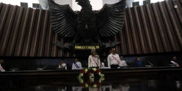 Suasana rapat dan pelantikan sekaligus penyumpahan anggota DPR RI periode 2014-2019 di Gedung DPR RI Jakarta. foto: vivanews.com