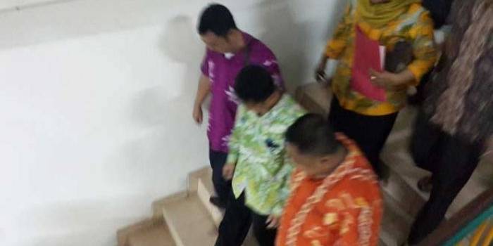 Tersangka Dirut PDAM DTS Sugeng Mujiadi (tengah berpakaian hijau) saat digelandang tim penyidik Kejari Sidoarjo ke lapas kelas II A Sidoarjo. foto: nanang ichwan/ BANGSAONLINE