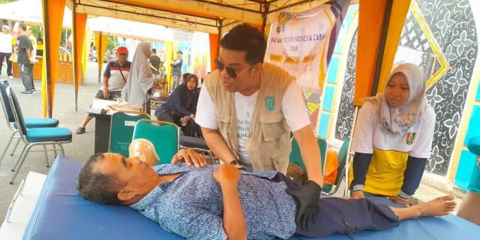 Pengurus IFI saat memberikan pelayanan kepada masyarakat.