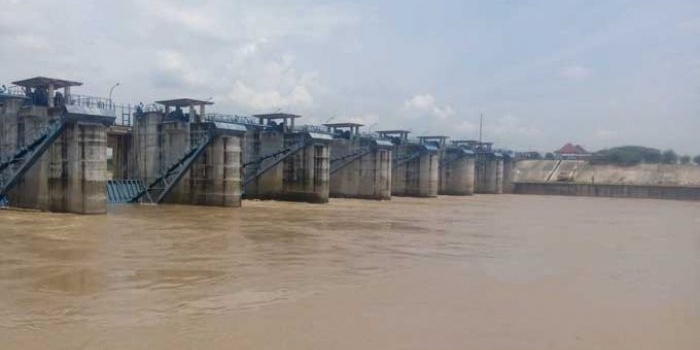 Status sungai Bengawan Solo pada posisi siaga II. Saat ini wilayah hulu juga sedang banjir.