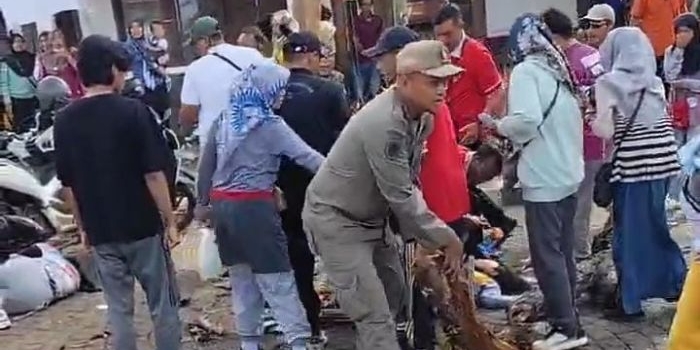 siswa-dan-guru-sdn-demangan-tetimpa-dahan-pohon-di-pendapa-bangkalan-1-korban-dilaporkan-tewas