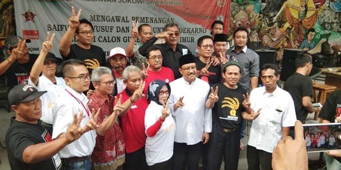 Gus Ipul berfoto bersama para relawan yang tergabung dalam Forum Komunikasi Relawan Jokowi Jatim, Foto: YUDI A/BANGSAONLINE