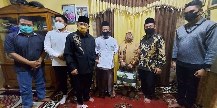 BERI SEMANGAT: Hudiyono bertemu orangtua finalis KDI 2020, Wahid, di Desa Tenggulunan, Candi, Kamis (29/10) malam. foto: ist.