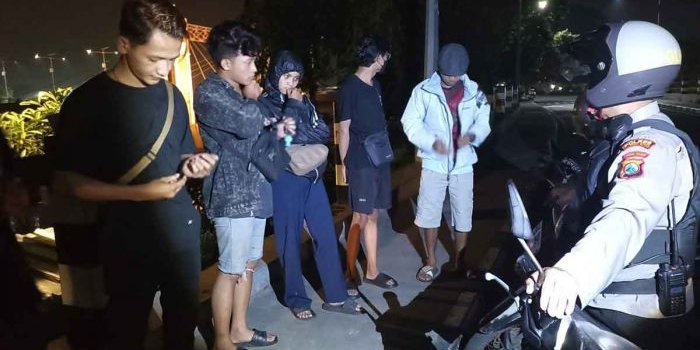 Kapolsek Mojoroto, Kompol Muklason, saat menjumpai sekelompok anak muda yang sedang bergerombol. Foto: Ist