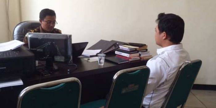 Kasi Pidsus saat melakukan pemeriksaan kepada mantan oknum pegawai bank Jatim. foto: arif kurniawan/ BANGSAONLINE