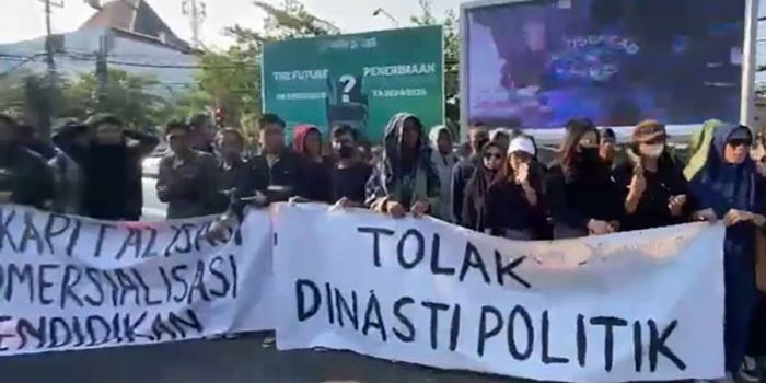 Aliansi mahasiswa dan masyarakat Yogyakarta saat menggelar demo di pertigaan UIN Sunan Kalijaga menolak politik dinasti. Foto: Ist