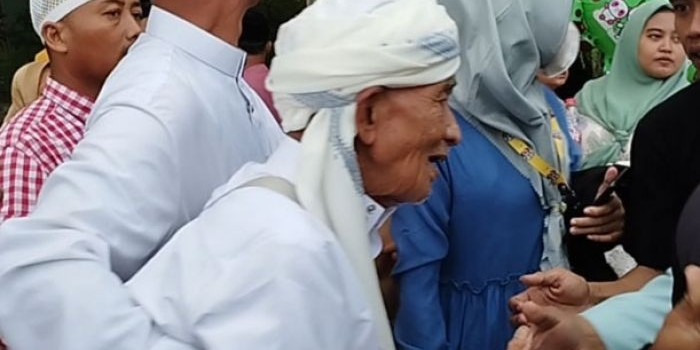 Kakek Harun saat tiba di Pamekasan yang disambut oleh keluarga.