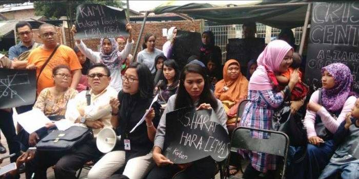 Sejumlah orang tua yang anaknya menjadi korban vaksin palsu menggelar aksi unjuk rasa di RS Harapan Bunda, Jakarta Timur, Rabu (20/7). 