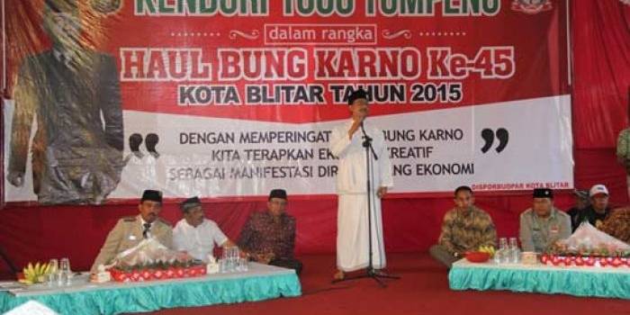 Wakil Gubernur Jawa Timur, Drs Saifullah Yusuf mengisi pengajian Haul Bung Karno ke- 45 di depan Makam Bung Karno, Minggu (20/6). (foto: tri susanto/BANGSAONLINE)