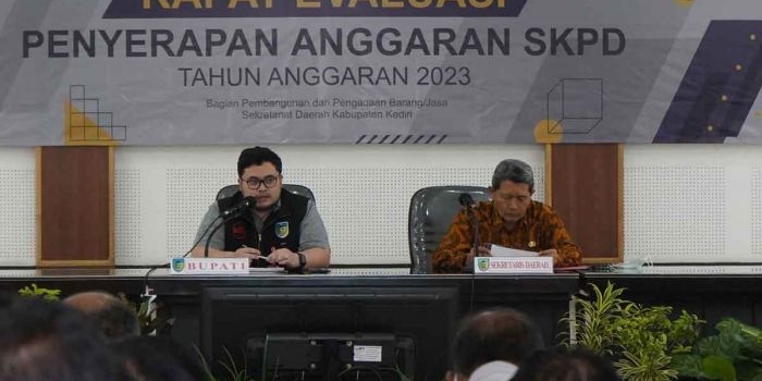 Bupati Kediri, Hanindhito Himawan Pramana (kiri), bersama Solikin selaku sekretaris daerah setempat saat memberi pemaparan. Foto: Ist