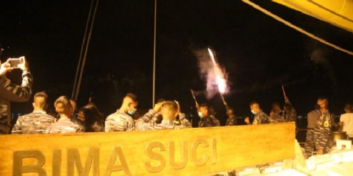 Acara Malam Inagurasi atau perpisahan antara Prajurit KRI Bima Suci dengan Taruna Tk.III Angkatan ke-67 diakhiri dengan pesta kembang api.