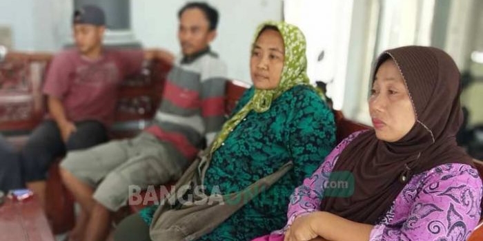 Rini (baju hijau), warga Kecamatan Umbulsari yang meminta cerai suaminya.