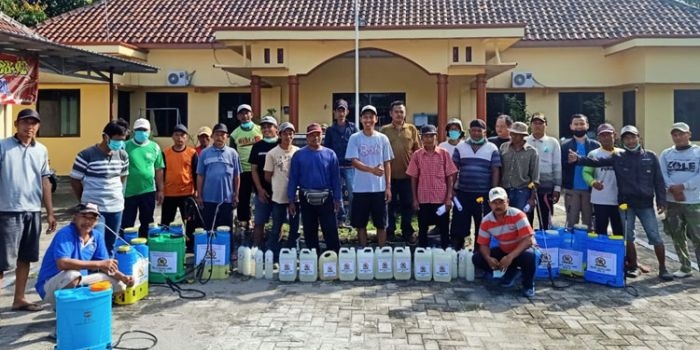Warga berkumpul dulu di depan Balai Desa Sitimerto sebelum berpencar menuju ke RT masing-masing untuk penyemprotan disinfektan. 