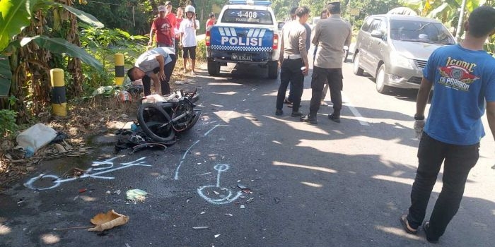 adu-banteng-mobil-vs-motor-di-ngoro-jombang-pasutri-berboncengan-tewas