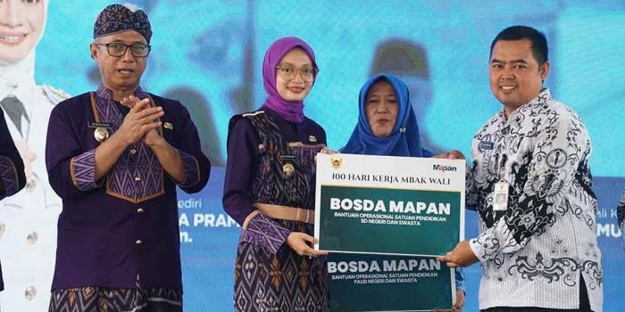 wali-kota-kediri-berikan-bosda-untuk-tingkatkan-kualitas-pendidikan-di-sekolah