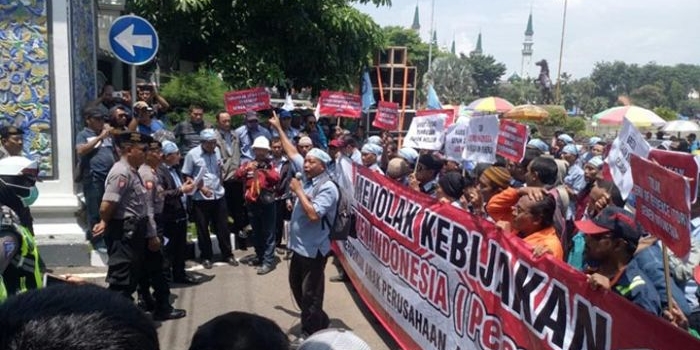 Ratusan pekerja Federasi Serikat Karyawan Anak Perusahaan Semen Indonesia (FSKAP-SI) saat menggelar aksi unjuk rasa.