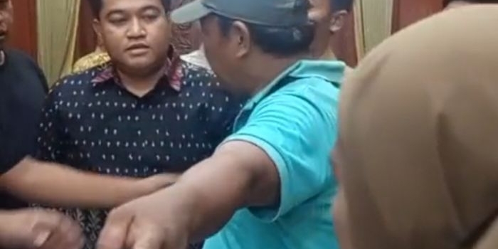 Ketegangan terjadi saat pendemo minta audiensi dengan Ketua DPRD Gresik Syahrul Munir pada 13 Mei di gedung utama DPRD Gresik. foto: ist.