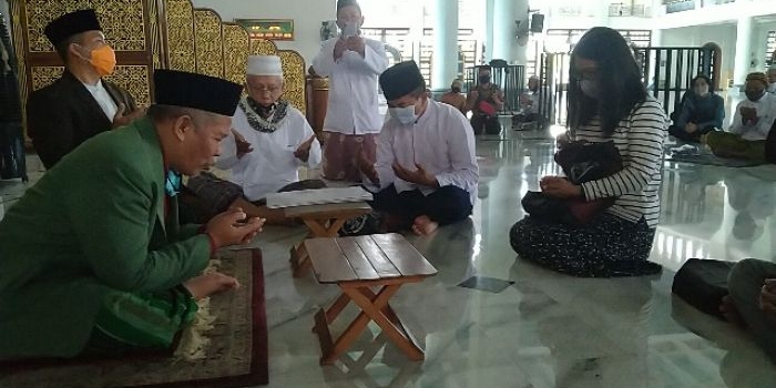 Ketua PWNU Jawa Timur KH Marzuki Mustamar secara khusuk mendoakan para muallaf seusai menuntun mereka ikrar dua kalimat syahadat di Masjid Al-Akbar Surabaya, Jumat (25/9/2020). foto: mma/ bangsaonline.com 
