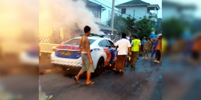 Api tampak membara di mobil Patwal Polres Batu.