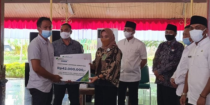 Kepala BPJS Ketenagakerjaan Wilayah Madura Vinca Meltasari menyerahkan santunan kematian Rp 1,134 miliar kepada 27 ahli waris dengan masing-masing mendapat Rp 42 juta di Pendopo Agung Bangkalan, Rabu (4/8/2021). (foto: ist)