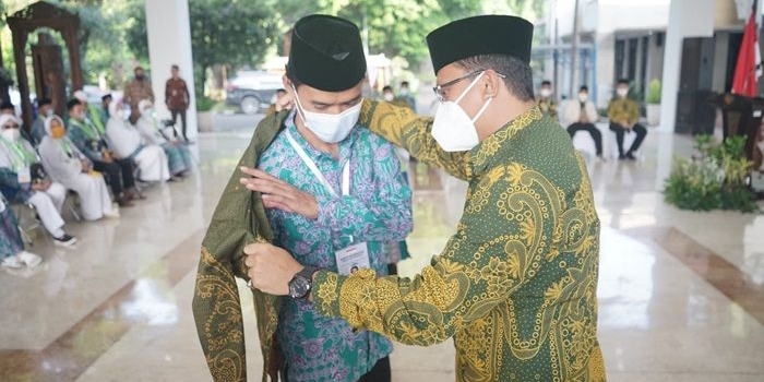 SIMBOLIS: Bupati Ahmad Muhdlor Ali melepas CJH di Pendapa Delta Wibawa, Minggu (19/6/2022). foto: istimewa