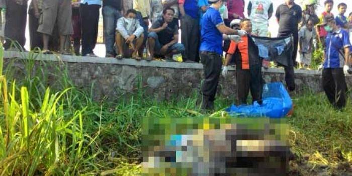 Polisi saat melakukan olah TKP di lokasi temuan mayat di sawah depan SPBU Pagu, Kabupaten Kediri. foto: dendi martoni/BANGSAONLINE
