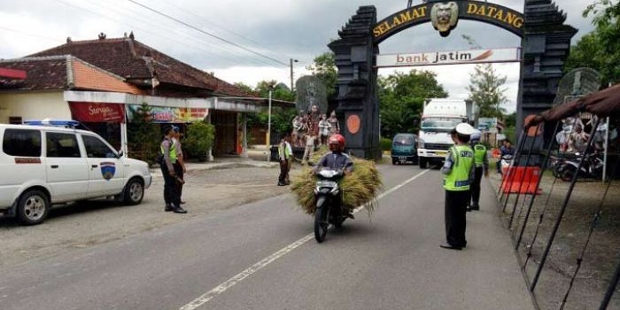 Razia petugas Polres Ponorogo di pintu masuk wilayah kabupaten.