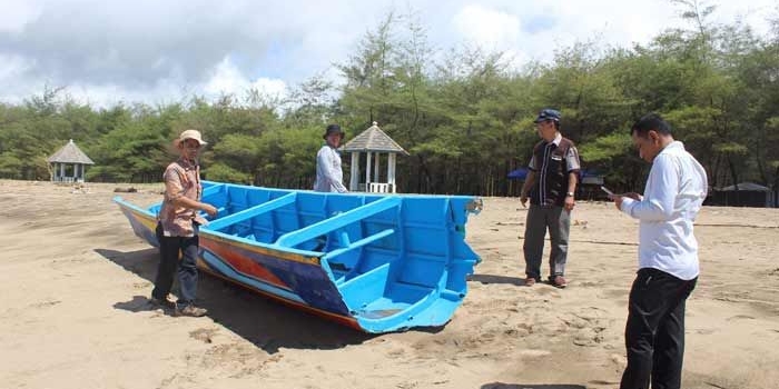 Salah satu perahu nelayan yang pecah dan tak bisa difungsikan lagi. foto: ist