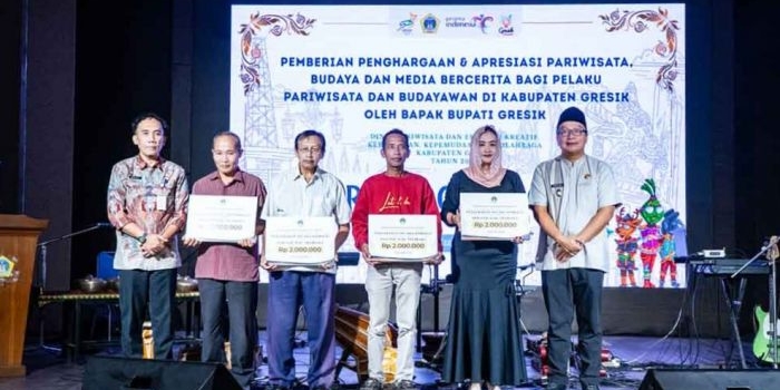 pemkab-gresik-apresiasi-dan-beri-penghargaan-30-insan-pariwisata-dan-budaya
