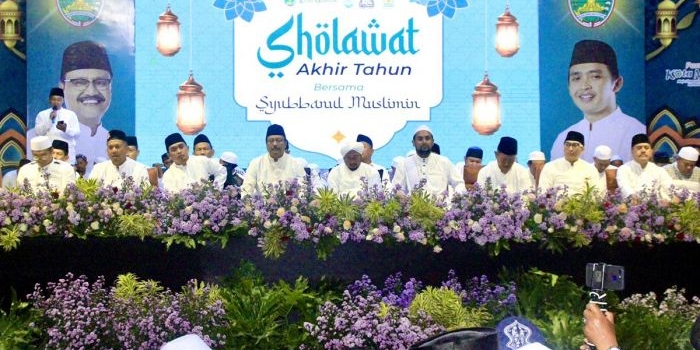 Sholawat bersama Majelis Sholawat Syubbanul Muslimin di Halaman GOR Untung Suropati.