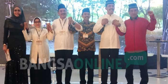 Para paslon foto bersama usai debat. foto: BANGSAONLINE