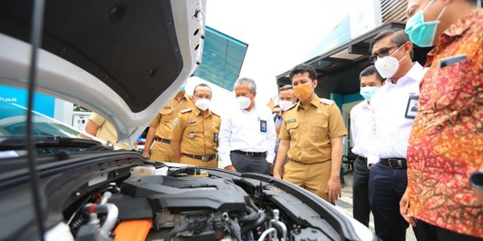 Wakil Gubernur Jatim Emil Elestianto Dardak didampingi General Manager PLN UID Jatim Nyoman S. Astawa dan Direktur SDM & Administrasi PT PJB Karyawan Aji. (foto: ist)