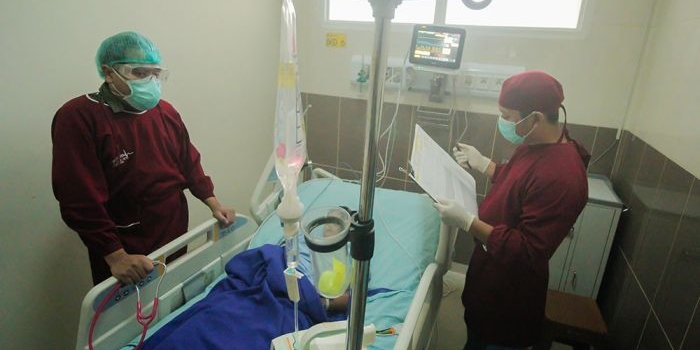 Petugas kesehatan saat berada di ruang perawatan pasien demam berdarah. Foto: Ist.