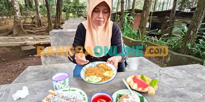 keindahan-alam-di-hutan-pinus-plapar-wisata-asri-dengan-ragam-kuliner-khas