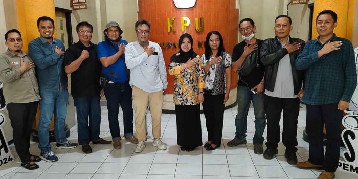 Tim Mappilu PWI Kediri bersama Ketua KPU Kabupaten Kediri, Ninik Sunarmi (berhijab) dan jajaran. Foto: Ist