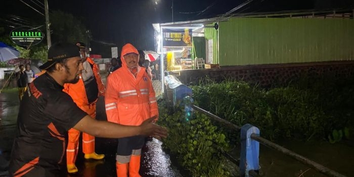 hujan-deras-sebabkan-debit-sungai-di-jember-meluap-ribuan-kk-terdampak-banjir