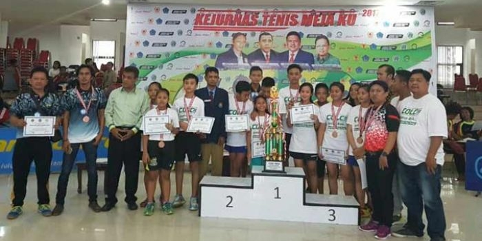 Para atlet Tenis Meja saat berpose usai penyerahan trofi.