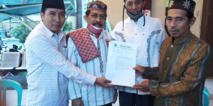 Kabag Kesra Kota Batu bersama pengurus Takmir Masjid An Nuur Kota Batu.