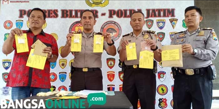 Kapolres Blitar AKBP Anissullah M Ridha menunjukkan barang bukti pil dobel L yang diamankan dalam 2 minggu terakhir.