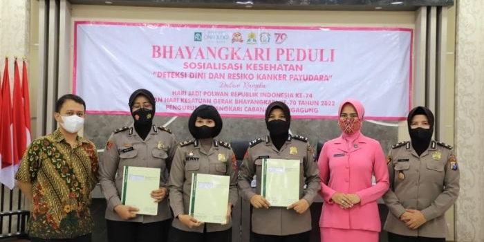 Penyerahan hasil mamografi secara simbolis kepada Anggota Polwan Polres Tulungagung.