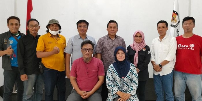 Ketua PWI Kediri Bambang Iswahyoedhi dan Ketua KPU Kota Kediri Pusporini Endah Palupi (duduk) bersama Komisioner KPU Kota Kediri dan Pengurus Mappilu PWI Kediri. Foto: Ist.