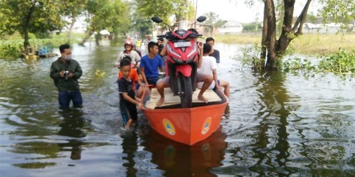 Kondisi salah satu jalan poros desa yang tergenang banjir setinggi paha orang dewasa.