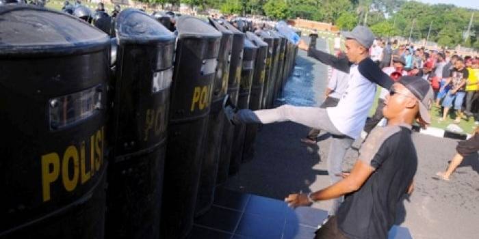 Anggota Resmob dan Sabhara bentrok melawan Demonstran. Foto:rusmiyanto/ BANGSAONLINE