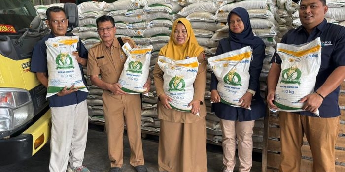 Kepala DKPP Bojonegoro, Zaenal Fanani, saat meninjau Gudang Bulog Bojonegoro.