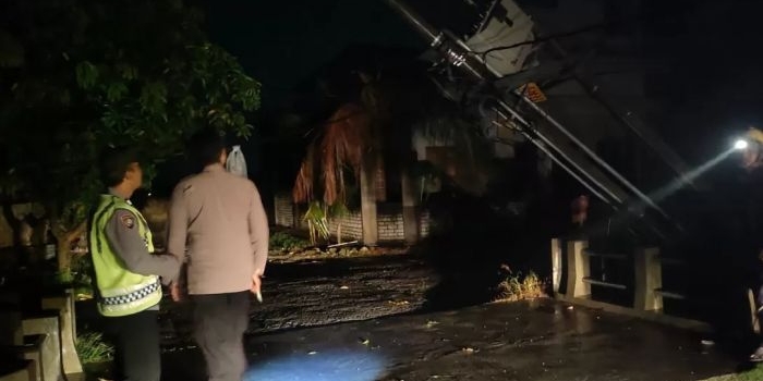 puting-beliung-terjang-lamongan-tiang-listrik-nyaris-roboh-dan-pohon-tumbang